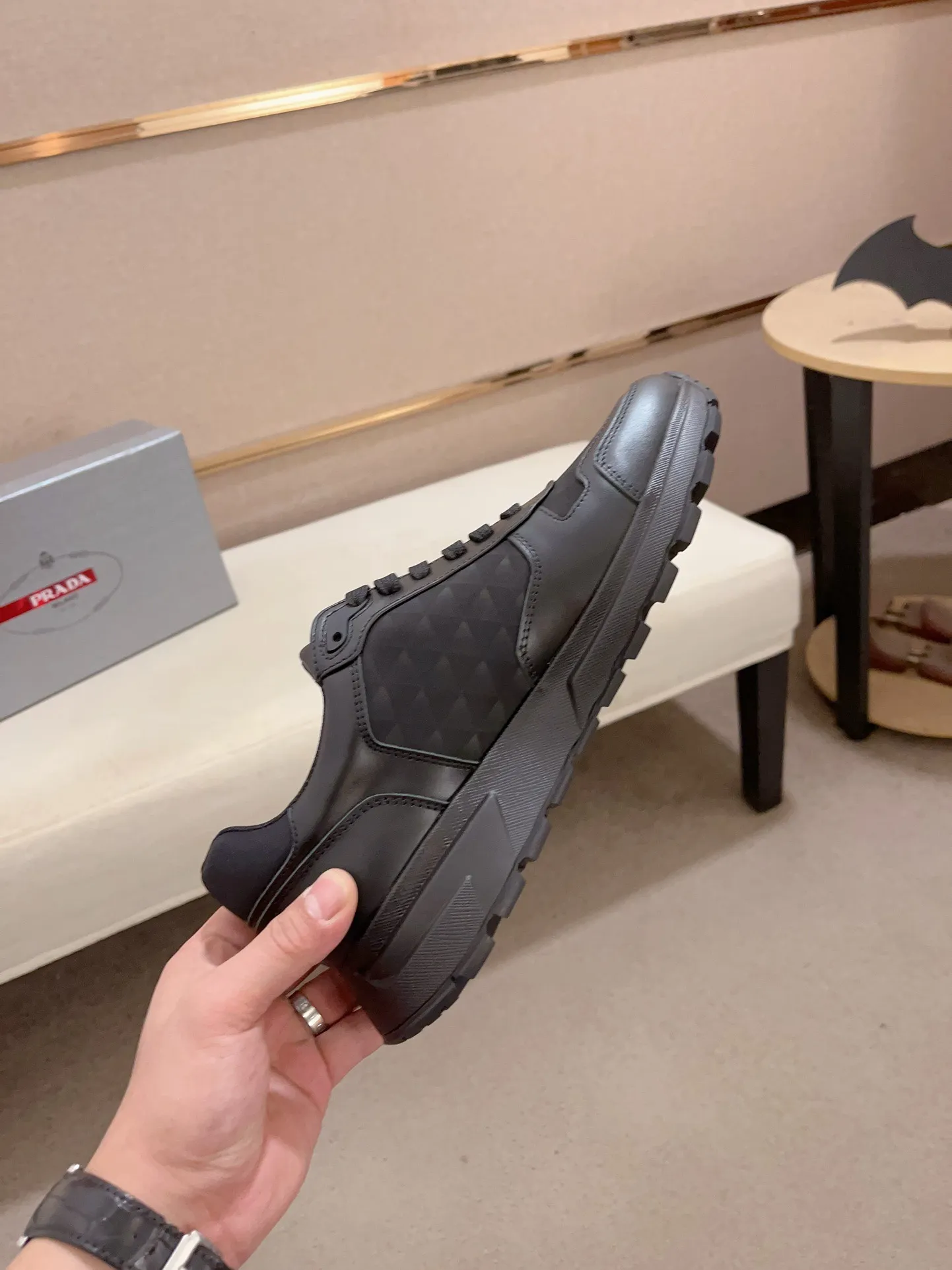 Men's shoes 💰 560 💰 (high version) new Prada (Prada) high-tops are launched at the same time, new men's shoes, 😘fabrics are selected from waterproof technical cloth. First layer cowhide lining. 👍🏿Original molded anti-slip rubber outsole, with exquisite lines, simple and elegant, comfortable and high-end for leisure travel. Number of yards: 38 to 44. (Can be customized for 45.46.)